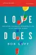 Audiobook Love Does Study Guide: Discover a Secretly Incredible Life in an Ordinary World author Bob Goff